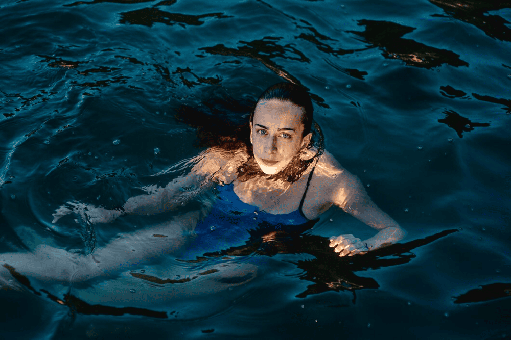 Adventurers begin their journey into the Dark Cave's depths (Source: Freepik)